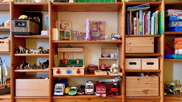 Regal mit Spielsachen für Jungen und Mädchen