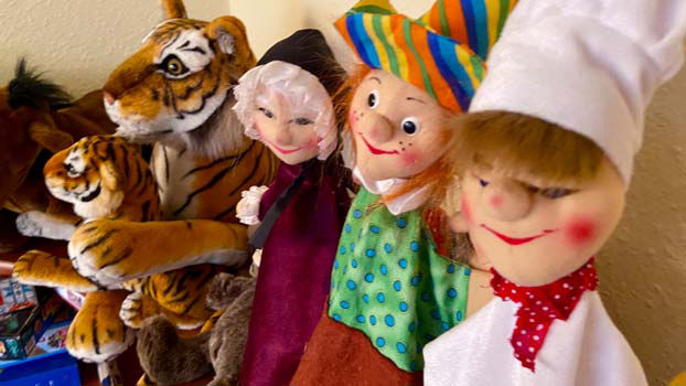verschiedene Handpuppen und Tiere