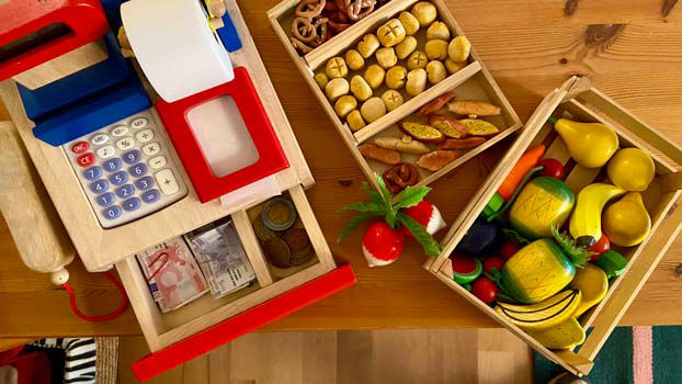 Kinderkaufmannsladen mit Kasse und Obst