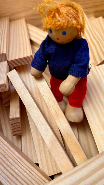 Spielfigur packt an und schafft Ordnung