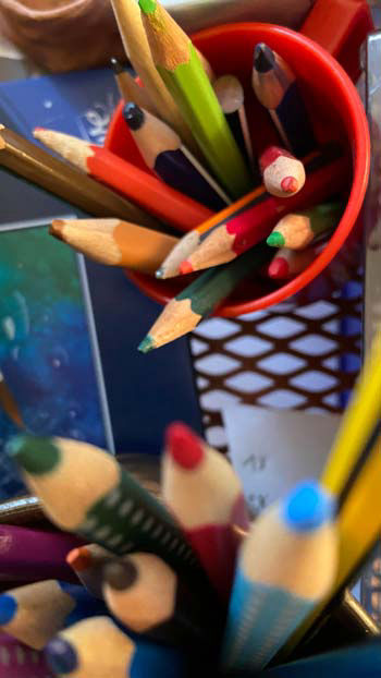 Buntstifte laden zum Zeichnen ein